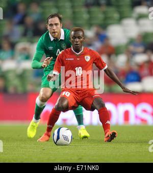 Dublino, Irlanda. 03Sep, 2014. Amichevole internazionale fixture Repubblica di Irlanda versus Oman. Qasim detto (Oman) in azione contro Richard Keogh (c) (Irlanda). L'Irlanda ha vinto la partita dal punteggio di credito 2-0: Azione Plus sport/Alamy Live News Foto Stock