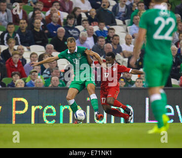 Dublino, Irlanda. 03Sep, 2014. Amichevole internazionale fixture Repubblica di Irlanda versus Oman. David Meyler (Irlanda) battaglie con Ahmed Al Muhaijri (Oman). L'Irlanda ha vinto la partita dal punteggio di credito 2-0: Azione Plus sport/Alamy Live News Foto Stock