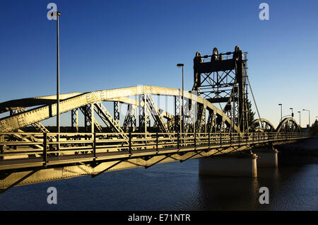 Il vecchio ponte levatoio in ferro verniciato di verde di sera la luce solare Foto Stock