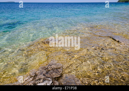 Rock e acqua chiara a Riva del Georgian Bay Ontario Foto Stock