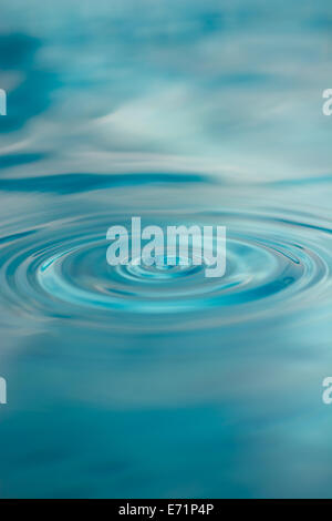 Goccia di acqua sulla superficie calma Foto Stock