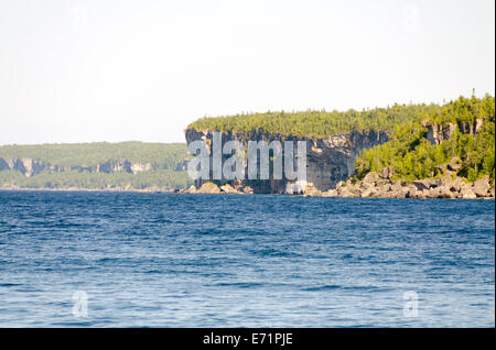 Rock e acqua chiara a Riva del Georgian Bay Ontario Foto Stock