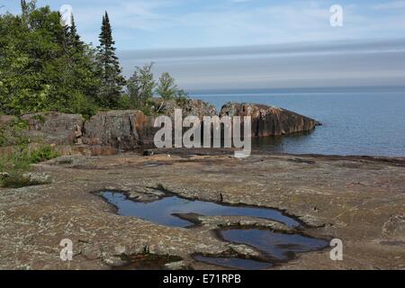 Costa rocciosa sul Lago Superiore nel Grand Marais, Minnesota. Foto Stock