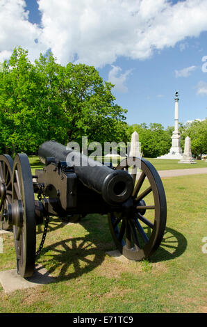 Stati Uniti d'America, Tennessee, Shiloh National Military Park. La guerra civile cannone con Iowa Memorial nella distanza. Foto Stock