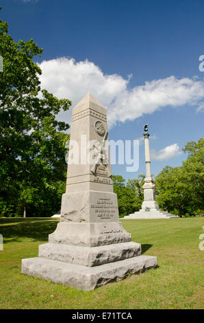 Stati Uniti d'America, Tennessee, Shiloh National Military Park. Indiana Memorial con il memoriale di Iowa in distanza. Foto Stock