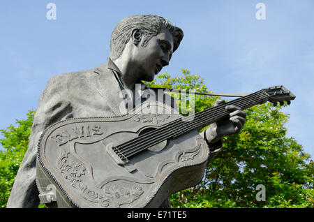Stati Uniti d'America, Tennessee Memphis. Il centro di Memphis, statua di Elvis in Elvis Presley Plaza. Foto Stock