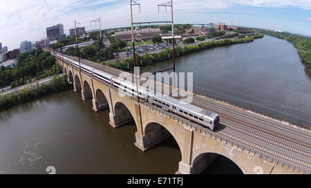 Immagine aerea di un treno che attraversa il corridoio nord-est Railroad ponte sopra il fiume Raritan in New Brunswick, New Jersey Foto Stock