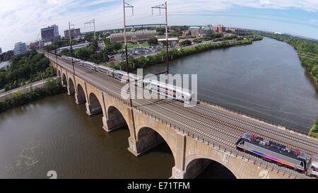 Immagine aerea di treni attraversando il corridoio nord-est Railroad ponte sopra il fiume Raritan in New Brunswick, New Jersey Foto Stock