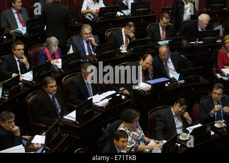 Buenos Aires, Argentina. 3 Sep, 2014. Opposizione legislatori di prendere parte alla sessione speciale del Congresso Nazionale nella città di Buenos Aires, capitale dell'Argentina il 7 settembre 3, 2014. I legislatori discussa nel corso di una sessione speciale del Senato argentino sulla bolletta del sovrano locale del pagamento del debito e tre iniziative che le riforme del diritto dell'alimentazione, la creazione di un osservatorio dei prezzi e un nuovo set di privilegi nazionali sulla giustizia per difendere il consumatore, secondo la stampa locale. Credito: Martin Zabala/Xinhua/Alamy Live News Foto Stock