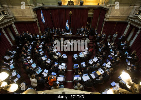 Buenos Aires, Argentina. 3 Sep, 2014. I legislatori prendere parte alla sessione speciale del Congresso Nazionale nella città di Buenos Aires, capitale dell'Argentina il 7 settembre 3, 2014. I legislatori discussa nel corso di una sessione speciale del Senato argentino sulla bolletta del sovrano locale del pagamento del debito e tre iniziative che le riforme del diritto dell'alimentazione, la creazione di un osservatorio dei prezzi e un nuovo set di privilegi nazionali sulla giustizia per difendere il consumatore, secondo la stampa locale. Credito: Martin Zabala/Xinhua/Alamy Live News Foto Stock