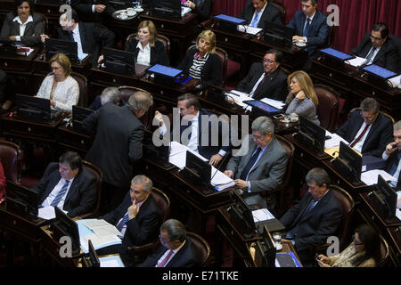 Buenos Aires, Argentina. 3 Sep, 2014. I legislatori del partito di prendere parte alla sessione speciale del Congresso Nazionale nella città di Buenos Aires, capitale dell'Argentina il 7 settembre 3, 2014. I legislatori discussa nel corso di una sessione speciale del Senato argentino sulla bolletta del sovrano locale del pagamento del debito e tre iniziative che le riforme del diritto dell'alimentazione, la creazione di un osservatorio dei prezzi e un nuovo set di privilegi nazionali sulla giustizia per difendere il consumatore, secondo la stampa locale. Credito: Martin Zabala/Xinhua/Alamy Live News Foto Stock