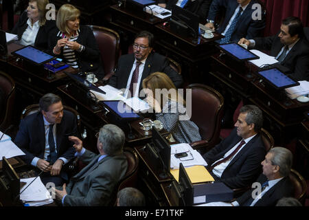 Buenos Aires, Argentina. 3 Sep, 2014. I legislatori del partito di prendere parte alla sessione speciale del Congresso Nazionale nella città di Buenos Aires, capitale dell'Argentina il 7 settembre 3, 2014. I legislatori discussa nel corso di una sessione speciale del Senato argentino sulla bolletta del sovrano locale del pagamento del debito e tre iniziative che le riforme del diritto dell'alimentazione, la creazione di un osservatorio dei prezzi e un nuovo set di privilegi nazionali sulla giustizia per difendere il consumatore, secondo la stampa locale. Credito: Martin Zabala/Xinhua/Alamy Live News Foto Stock