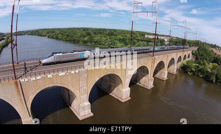 Immagine aerea di Amtrak Acela Express treno attraversando il corridoio nord-est ponte sopra il fiume Raritan, New Jersey. Foto Stock