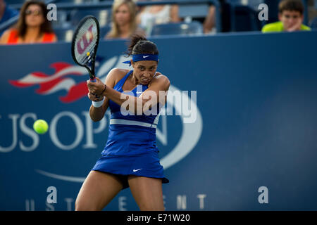 Madison tasti (USA) nel primo round azione durante il giorno 2 dell'US Open Tennis Championships. © Paul J. Sutton/NCP Foto Stock