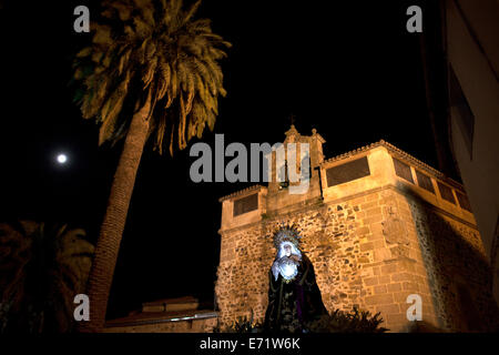 La Vergine addolorata (Virgen de los Dolores) viene visualizzato in processione durante le festività di pasqua settimana santa a Caceres, Estremadura, Spagna Foto Stock