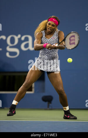 Serena Williams (USA) nel primo round azione durante il giorno 2 dell'US Open Tennis Championships. © Paul J. Sutton/NCP Foto Stock