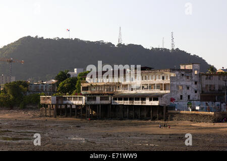 Vista di alcuni edifici sulla spiaggia al Casco Viejo di Panama City, Panama. Foto Stock