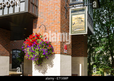 Wetherspoon Il Bridge House Inn in Chippenham Regno Unito Foto Stock