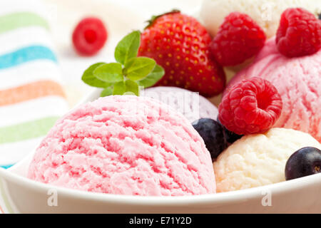 Mescolati ice cream scoop e bacche closeup Foto Stock