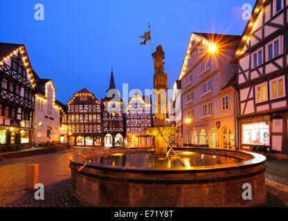 M ercato di piazza con la fontana Rolandbrunnen, in serata, Fritzlar, Hesse, Germania Foto Stock