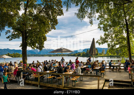 "Alpenblick' giardino della birra al lago Staffelsee, vicino Uffing, Alta Baviera, Baviera, Germania Foto Stock