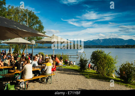 "Alpenblick' giardino della birra al lago Staffelsee, vicino Uffing, Alta Baviera, Baviera, Germania Foto Stock