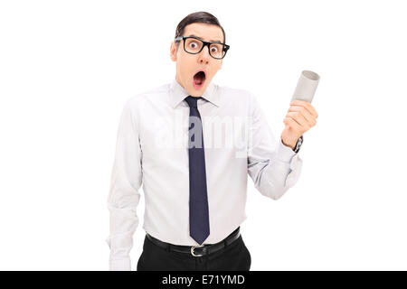 Indignato persona in possesso di un vuoto di carta igienica rotolo isolato su sfondo bianco Foto Stock