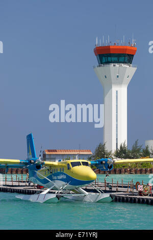 Idrovolante, DHC-6 400 Twin Otter, Trans maldiviano Airways, torre, Malé aeroporto internazionale, Hulhulé, Maldive Foto Stock