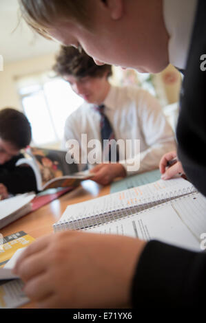 Istruzione secondaria Wales UK - anno 12 13 sesta forma studenti ragazzi boy studiando la lettura lavorando Foto Stock