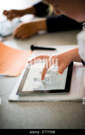 Istruzione secondaria Wales UK - due ragazze tramite touch screen iPad computer tablet in una biologia classe di scienze Foto Stock