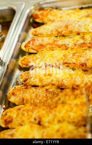 Istruzione secondaria Wales UK - pane francese la pizza in una mensa scolastica per pranzo cena Foto Stock