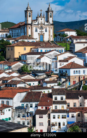 Paesaggio di Ouro Preto, Sito Patrimonio Mondiale dell'UNESCO, con Igreja Nossa Senhora do Carmo chiesa, Minas Gerais, Brasile Foto Stock