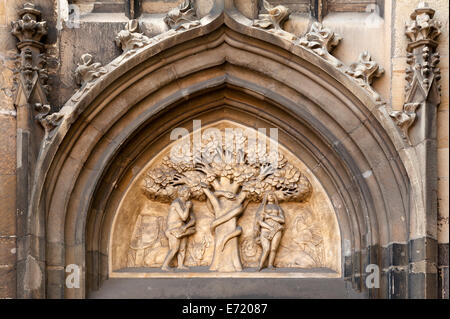 Rilievo con la raffigurazione della caduta dell uomo, Adamo ed Eva nel Paradiso, cattedrale di Münster, San-Paulus-Dom, Münster Foto Stock