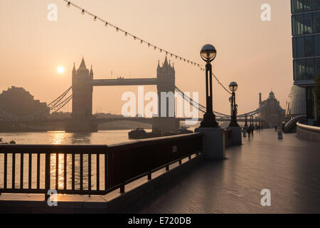 Londra, UK, 4 settembre 2014. Il Tower Bridge è immersa nella luce dorata come scie di Londra per una bella mattina nebbiosa. Credito: Patricia Phillips/Alamy Live News Foto Stock