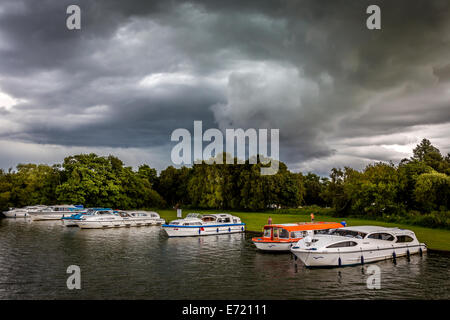 Cielo tempestoso oltre Malthouse ampio a Ranworth Norfolk, Regno Unito. Foto Stock