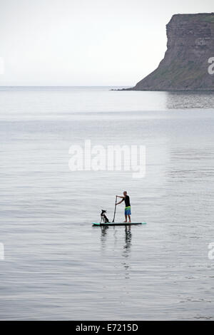 Saltburn dal mare, Cleveland, Regno Unito. 3 Sep, 2014. 34 enne Sam Davis rema fuori in cerca di una onda con il suo surf collie cane "es" presso la località balneare di Saltburn dal mare, Cleveland, Regno Unito. 3 Sep, 2014. Credito: Stuart Boulton/Alamy Live News Foto Stock