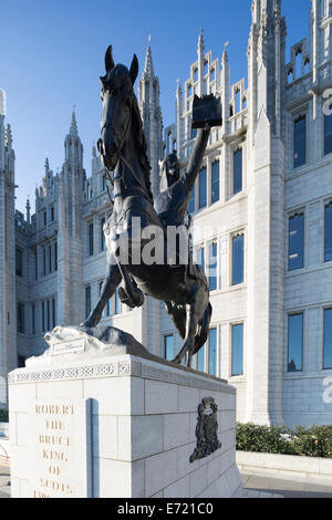 Regno Unito, Scozia, Abderdeen, Alan Beattie Herriot statua equestre in bronzo di Re Roberto Bruce in possesso di una carta. Foto Stock