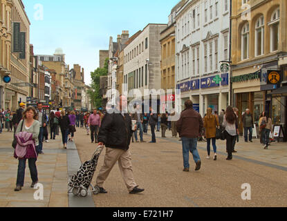 Mall pedonale in Cornmarket Street affollate di persone in area dello shopping nel cuore della storica città di Oxford in Inghilterra, Regno Unito Foto Stock
