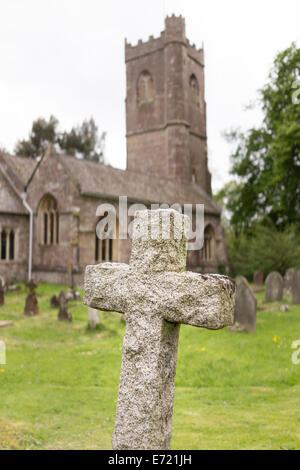 Weathered croce di pietra nel Sagrato Mathern Foto Stock