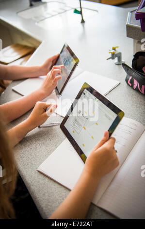 Istruzione secondaria Wales UK - due ragazze utilizzando iPad computer tablet in una biologia classe di scienze Foto Stock