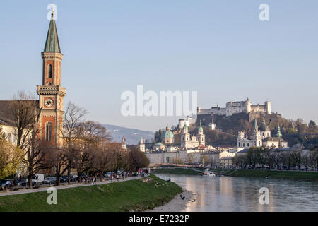 Austria: il centro storico della città di Salisburgo con il fiume Salzach. Foto dal 29 marzo 2014. Foto Stock