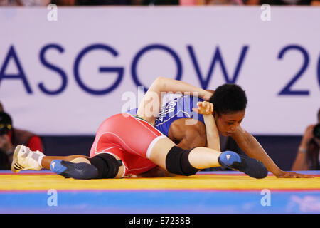 Coetzer Jeanne-Marie del Sud Africa (rosso) v Ifeoma Nwoye della Nigeria (blu) in womens 55kg freestyle wrestling quarti di finale Foto Stock