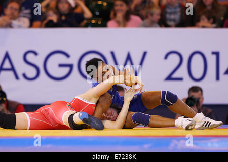 Coetzer Jeanne-Marie del Sud Africa (rosso) v Ifeoma Nwoye della Nigeria (blu) in womens 55kg freestyle wrestling quarti di finale Foto Stock