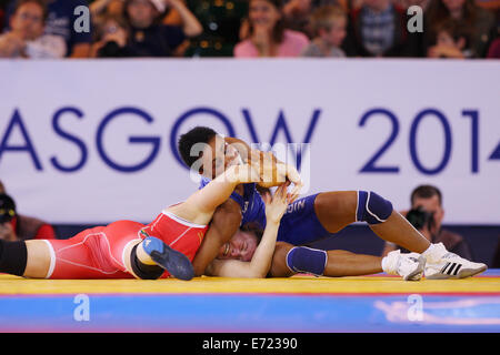 Coetzer Jeanne-Marie del Sud Africa (rosso) v Ifeoma Nwoye della Nigeria (blu) in womens 55kg freestyle wrestling quarti di finale Foto Stock