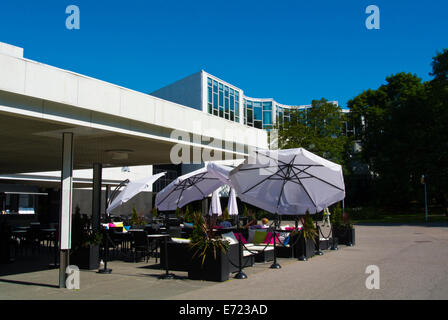 Cafe di fronte Finlandia-talo, Finlandia Hall (1975) da Alvar Aalto, distretto di Töölö, Helsinki, Finlandia, Europa Foto Stock