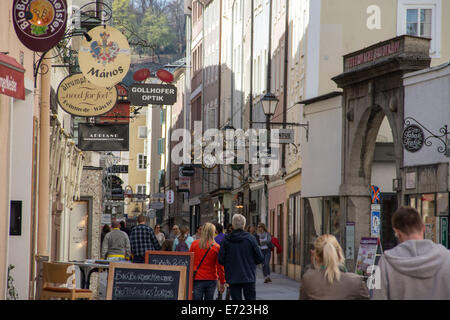 Austria: la Getreidegasse, una delle più antiche strade del centro di Salisburgo. Foto dal 30 marzo 2014. Foto Stock