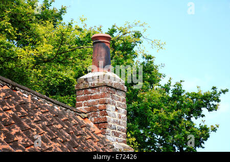 Un mattone antico camino e la pentola su un piccolo annesso da Stubb mulino di drenaggio, Hickling, Norfolk, Inghilterra, Regno Unito. Foto Stock