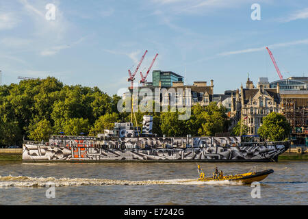 Londra, Regno Unito. 3 Sep, 2014. Leader artista tedesco, Tobias Rehberger, trasformato il presidente HMS (1918) coprendo interamente in 'dazzle camouflage disegni come parte di 14-18 ora la gazzetta di programma culturale per commemorare il centenario della prima guerra mondiale. Esso forma anche parte del totalmente Thames festival. Londra, UK, 03 settembre 2014 Credit: Guy Bell/Alamy Live News Foto Stock