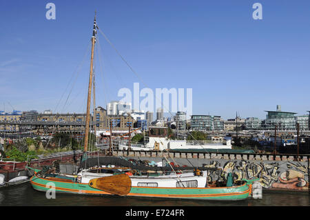 Inghilterra, Londra, vista da strade Downings posti barca attraverso il fiume Tamigi. Foto Stock