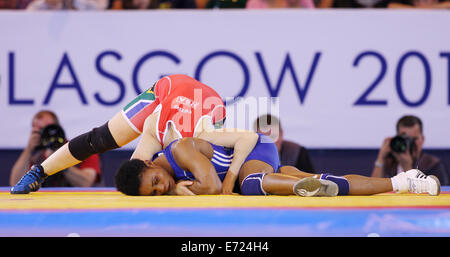 Coetzer Jeanne-Marie del Sud Africa (rosso) v Ifeoma Nwoye della Nigeria (blu) in womens 55kg freestyle wrestling quarti di finale Foto Stock